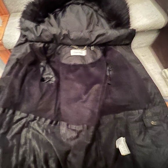 Fits a size 8. Medium size down and feather filled. - Picture 3 of 4